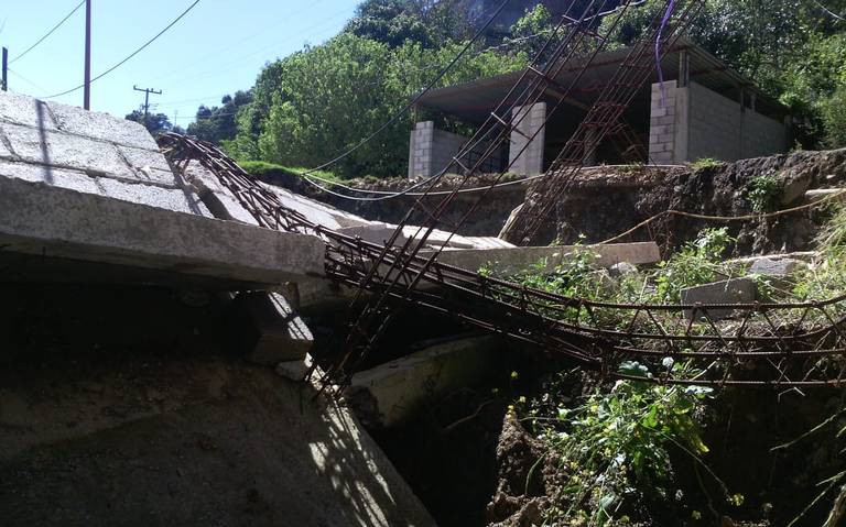 Desalojan viviendas por lluvias en Coyomeapan