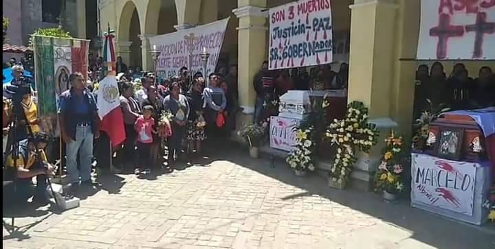 Miles despiden a pobladores muertos en enfrentamiento de Coyomeapan 