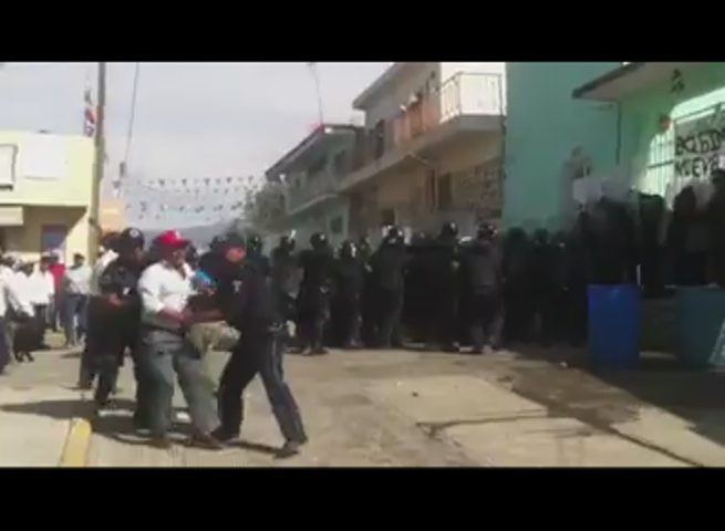 Se enfrentan pobladores de Coyula a policías por conflicto electoral