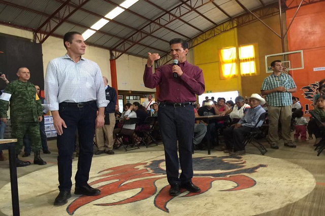 EPN visita Huauchinango y pide a damnificados no volver a sus casas