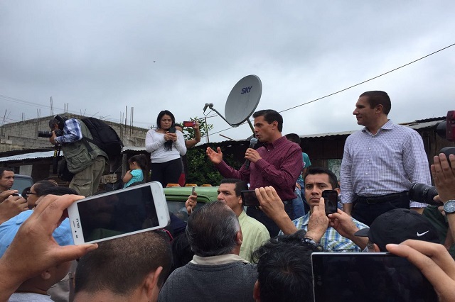 EPN visita Huauchinango y pide a damnificados no volver a sus casas