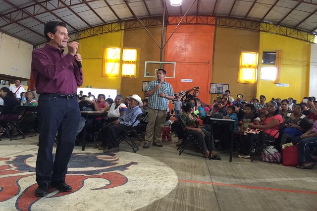 EPN visita Huauchinango y pide a damnificados no volver a sus casas