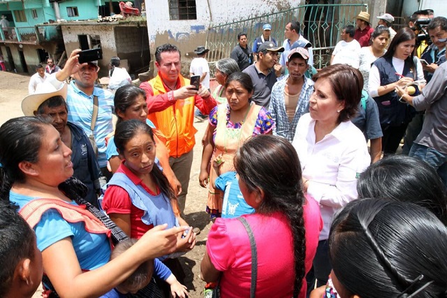Rosario Robles y RMV supervisan ayuda a damnificados en Tlaola