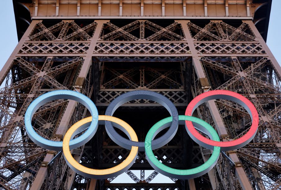 La Torre Eiffel luce los anillos olímpicos de cara a los Juegos de París