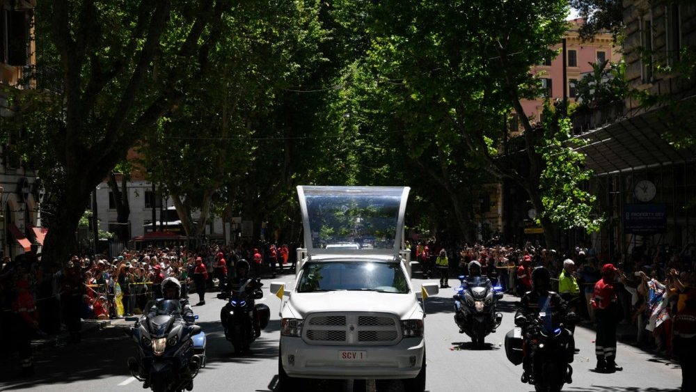 VIDEO Roma despide a su Obispo, el Papa Francisco