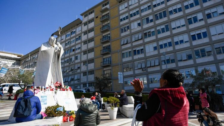 El Papa Francisco ha continuado con la terapia respiratoria y la fisioterapia