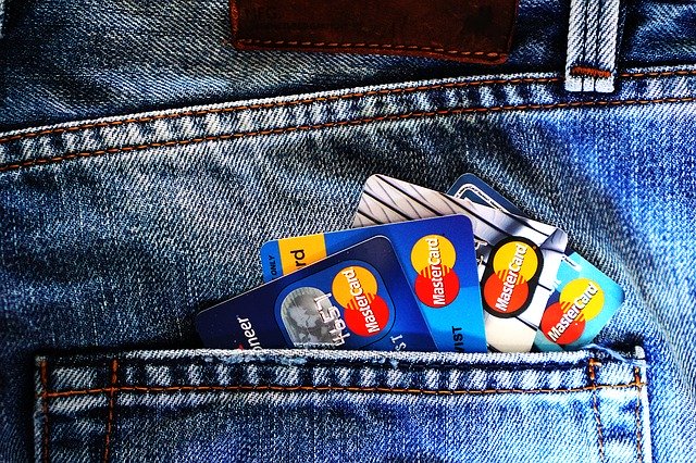 En nuevo método de fraude usan tarjetas de crédito vencidas