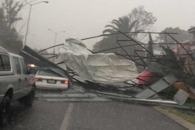 Viento tira espectacular sobre automóvil en Cuautlancingo