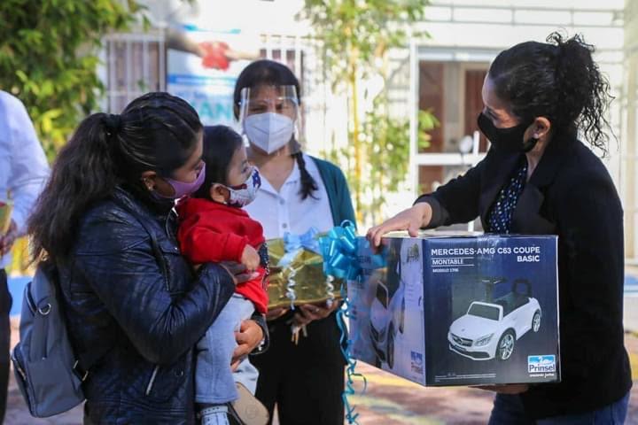 CRI regala sonrisas a niños de Atlixco