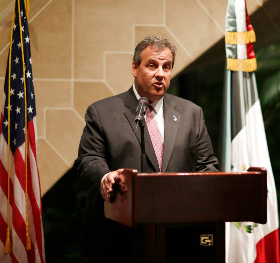 Gobernador antiinmigrante de Nueva Jersey visita Puebla