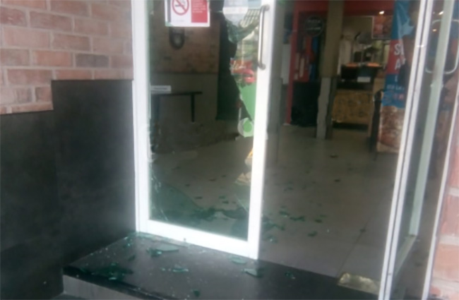 Mañana de cristalazos a negocios en Puebla capital