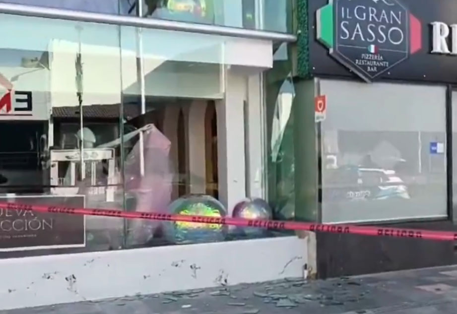 Por riña dan cristalazo a tienda de vestidos en avenida Juárez