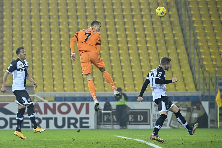 VIDEO Captan impresionante salto de Cristiano Ronaldo