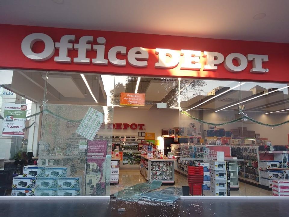 Otro cristalazo, ahora a Office Depot de la 39 oriente