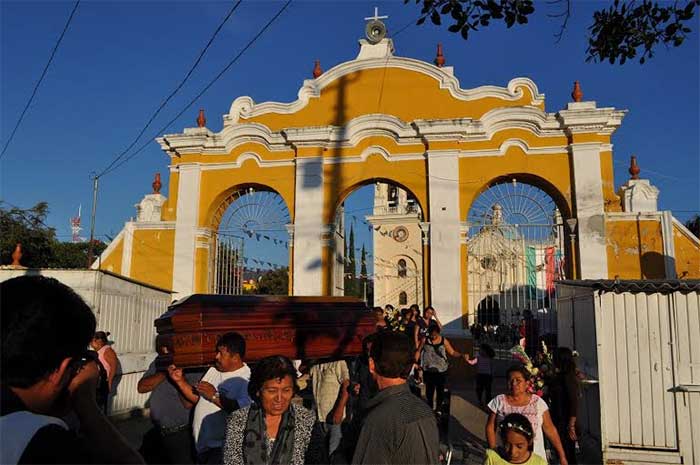 Ofrecen último adiós en Acatlán al cronista Senén Mexic