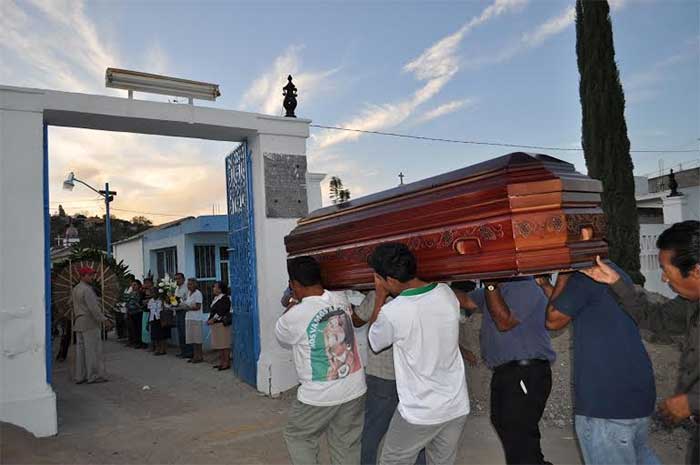 Ofrecen último adiós en Acatlán al cronista Senén Mexic
