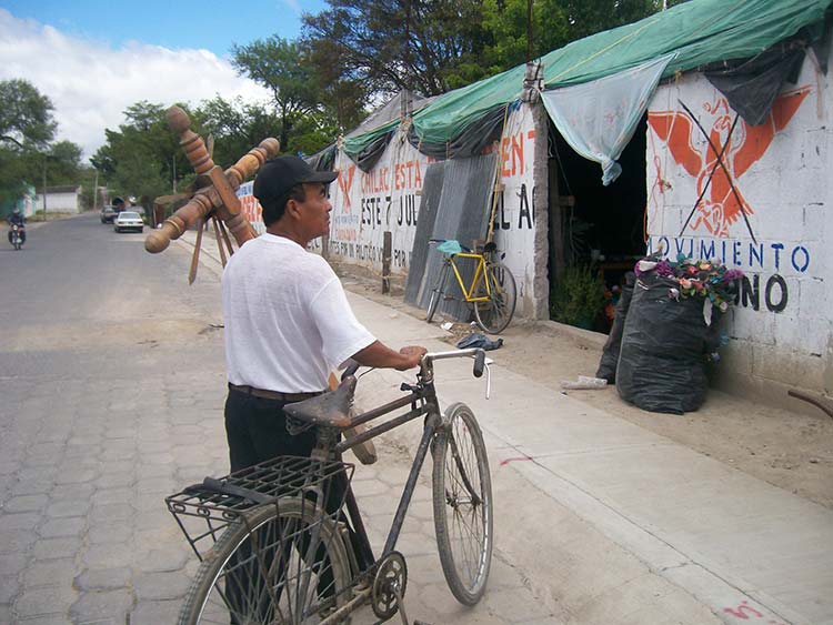 Restaurador de cruces, un oficio convertido en tradición en San Gabriel Chilac
