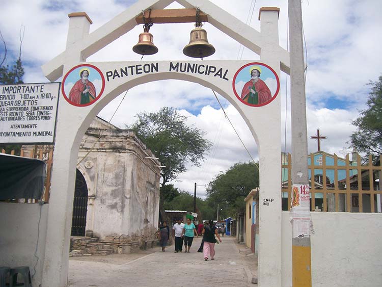 Restaurador de cruces, un oficio convertido en tradición en San Gabriel Chilac