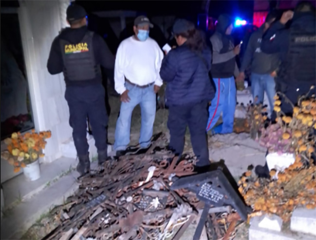 Intentan robar más de 40 cruces metálicas del panteón de Tochtepec