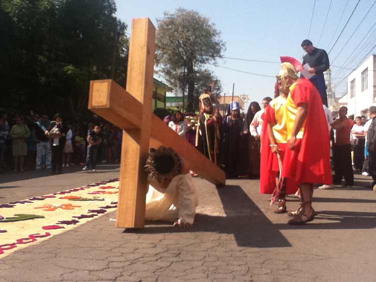 Asisten 8 mil personas al viacrucis de la Villa del Carmen en Texmelucan