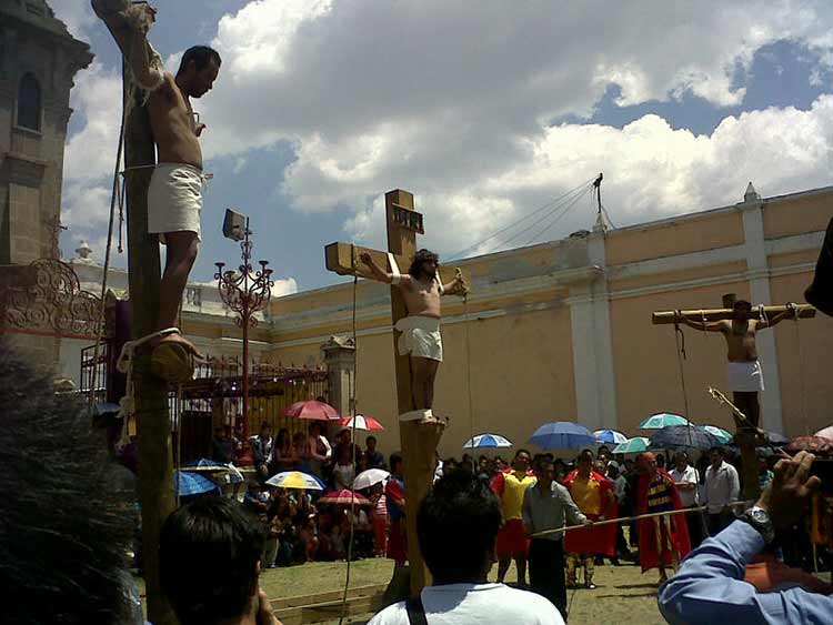 Asisten 8 mil personas al viacrucis de la Villa del Carmen en Texmelucan