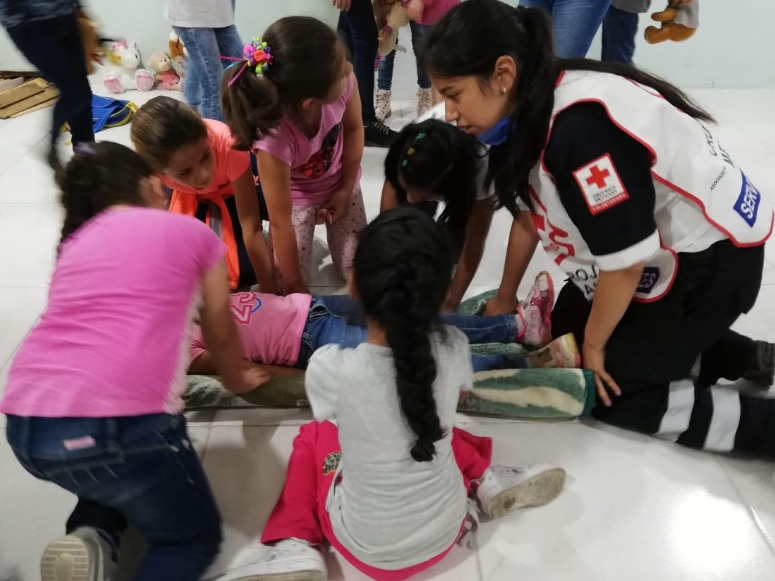Cruz Roja imparte curso a niños de Zacapoaxtla