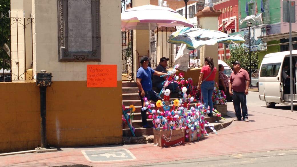 Bajas ventas reportan vendedores de cruces en Izúcar