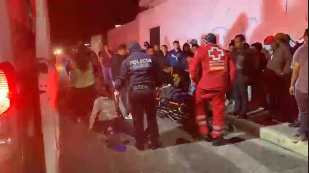 Conductor ebrio impacta a motociclistas y se lleva a uno arrastrando en Tehuacán
