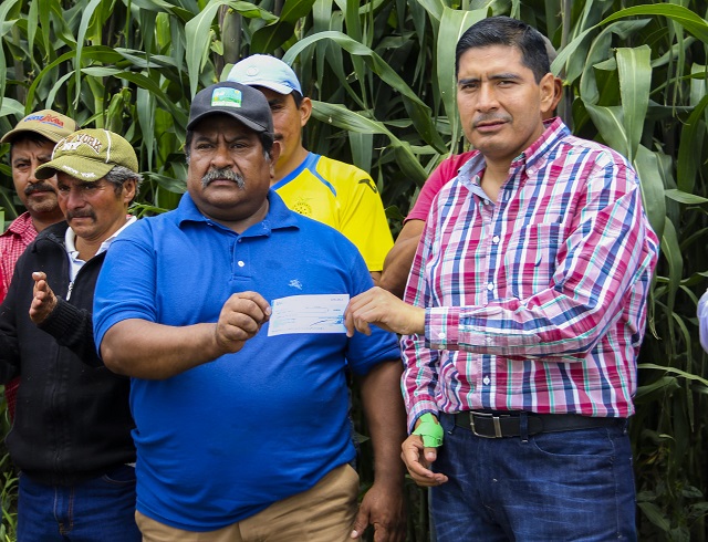 Entrega edil apoyos a productores del campo de Huejotzingo