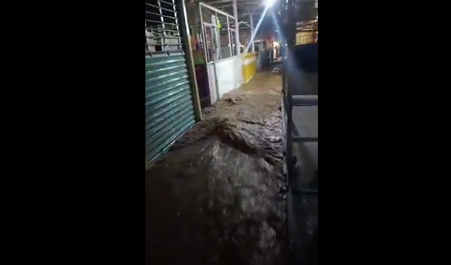 Central de Abasto con afectaciones por la lluvia torrencial de esta tarde 