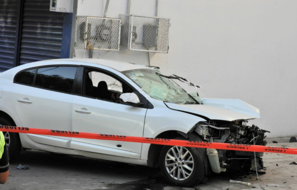 Mueren prensados tras chocar en colonia Universidades