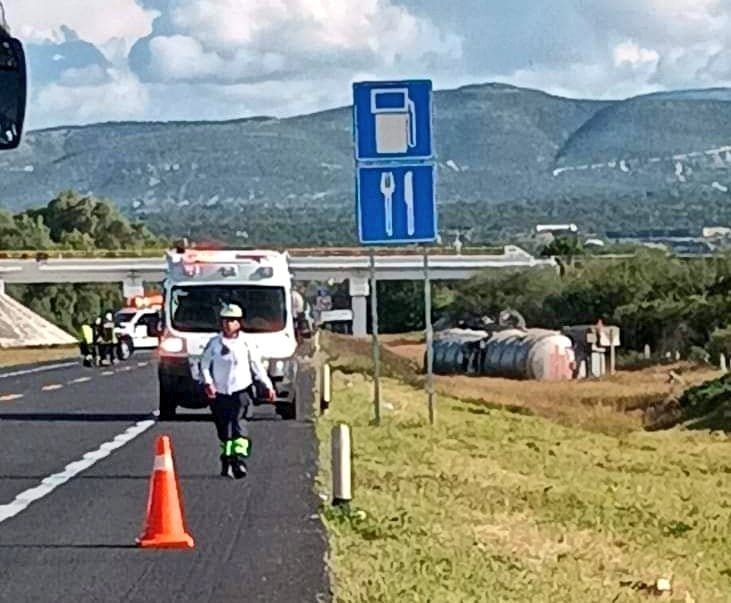 Vuelca pipa doble remolque de diésel en la autopista Cuacnopalan-Oaxaca