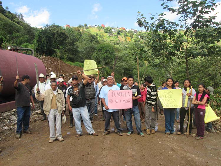 Clausuran indígenas obras de Gasomex en inmediaciones de Cuacuila