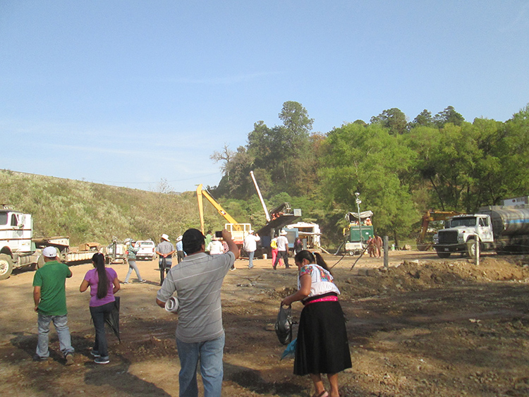 Opositores cercan y suspenden obras de Gasomex en Cuacuila