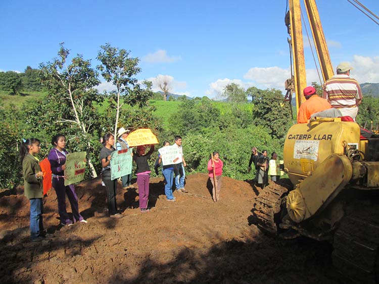 Clausuran indígenas obras de Gasomex en inmediaciones de Cuacuila