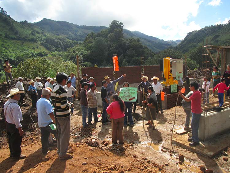 Clausuran indígenas obras de Gasomex en inmediaciones de Cuacuila