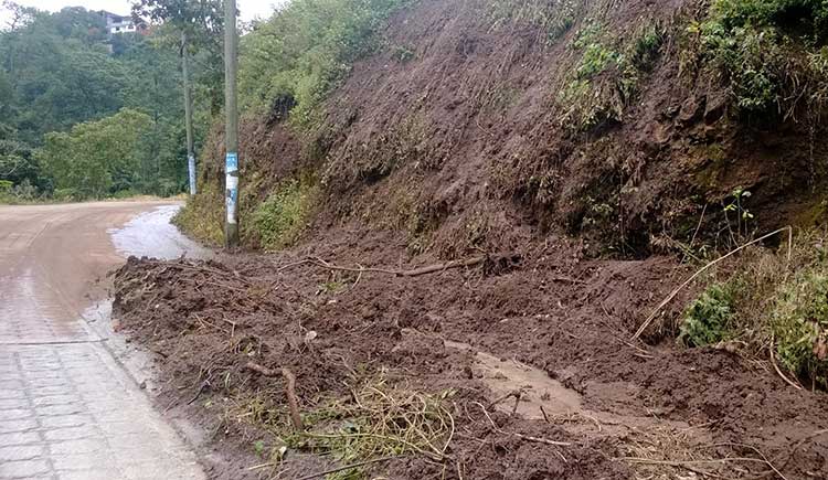 Intensas lluvias bloquean camino a Cuacuila en Huuauchinango