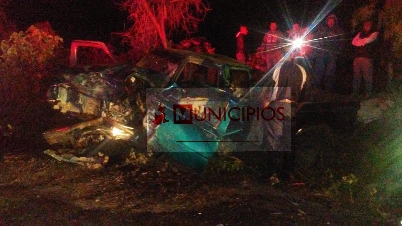 Aparatoso accidente deja prensados en Cuapiaxtla