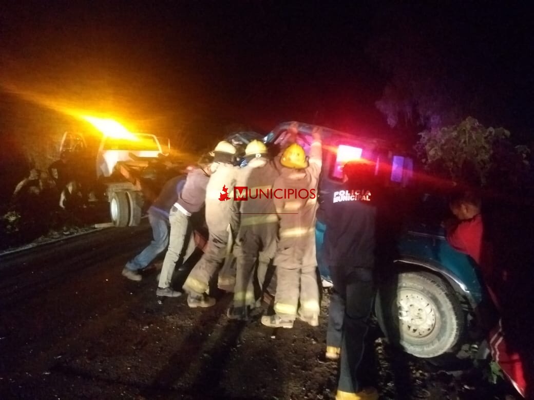 Aparatoso accidente deja prensados en Cuapiaxtla