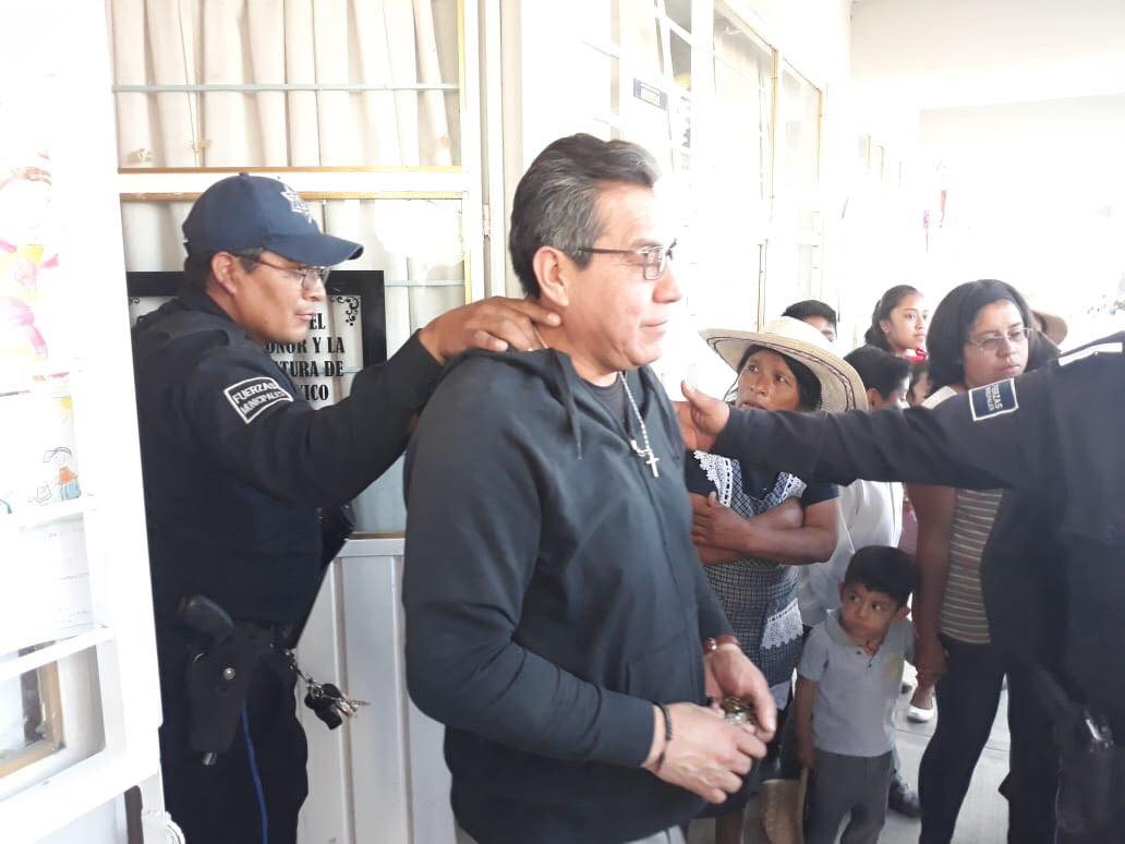 Detienen a maestros alcoholizados en escuela Cuapiaxtla