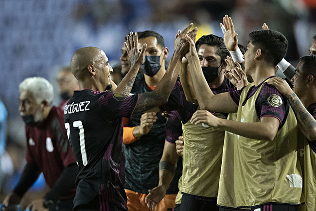 México logra sufrida victoria ante El Salvador
