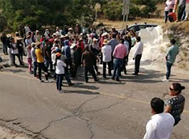 Pobladores cierran carretera a Cuautinchan; piden seguridad tras asaltos