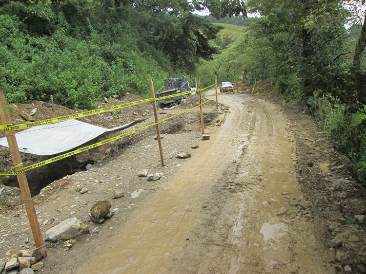 Deslave deja expuestos ductos de Pemex en comunidad de Huauchinango