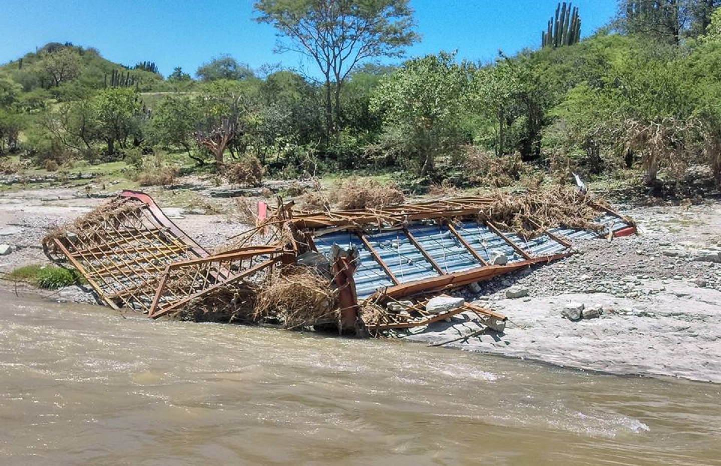 Franklin tira puentes en Cuayuca; pobladores piden reponerlos