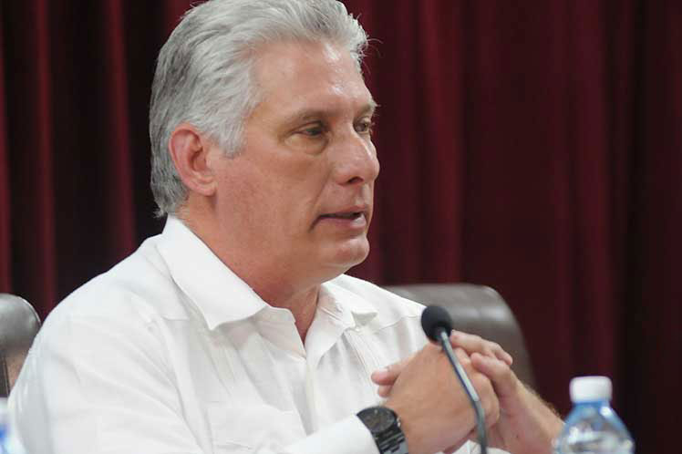 Presidente de Cuba convoca a enfrentar a manifestantes