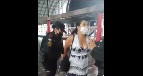 VIDEO Mujer es detenida por no usar bien el cubrebocas