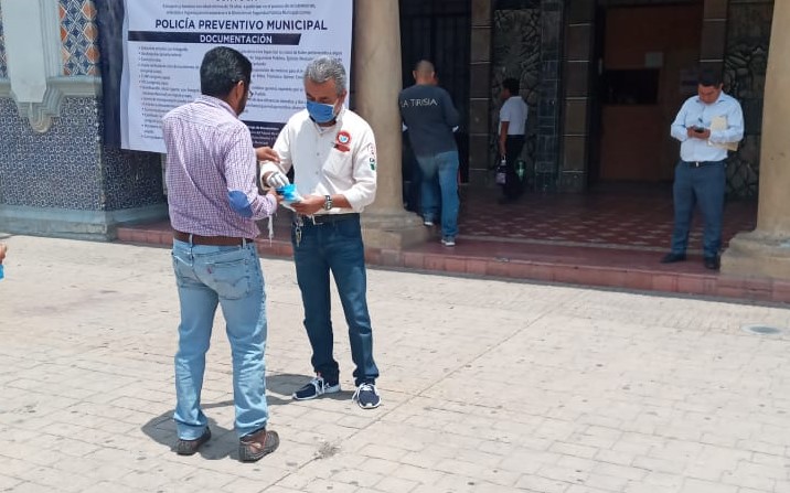 Transportistas de la CTM en Tehuacán se suman a iniciativa para regalar cubrebocas