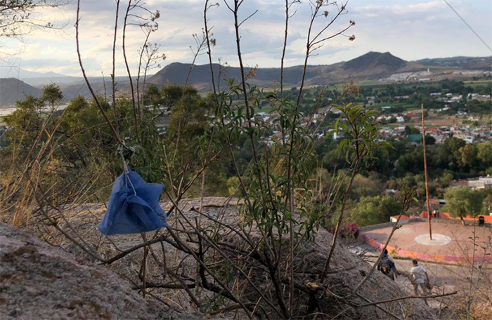 Dejan tirados cubrebocas en el Cerro de San Miguel en Atlixco