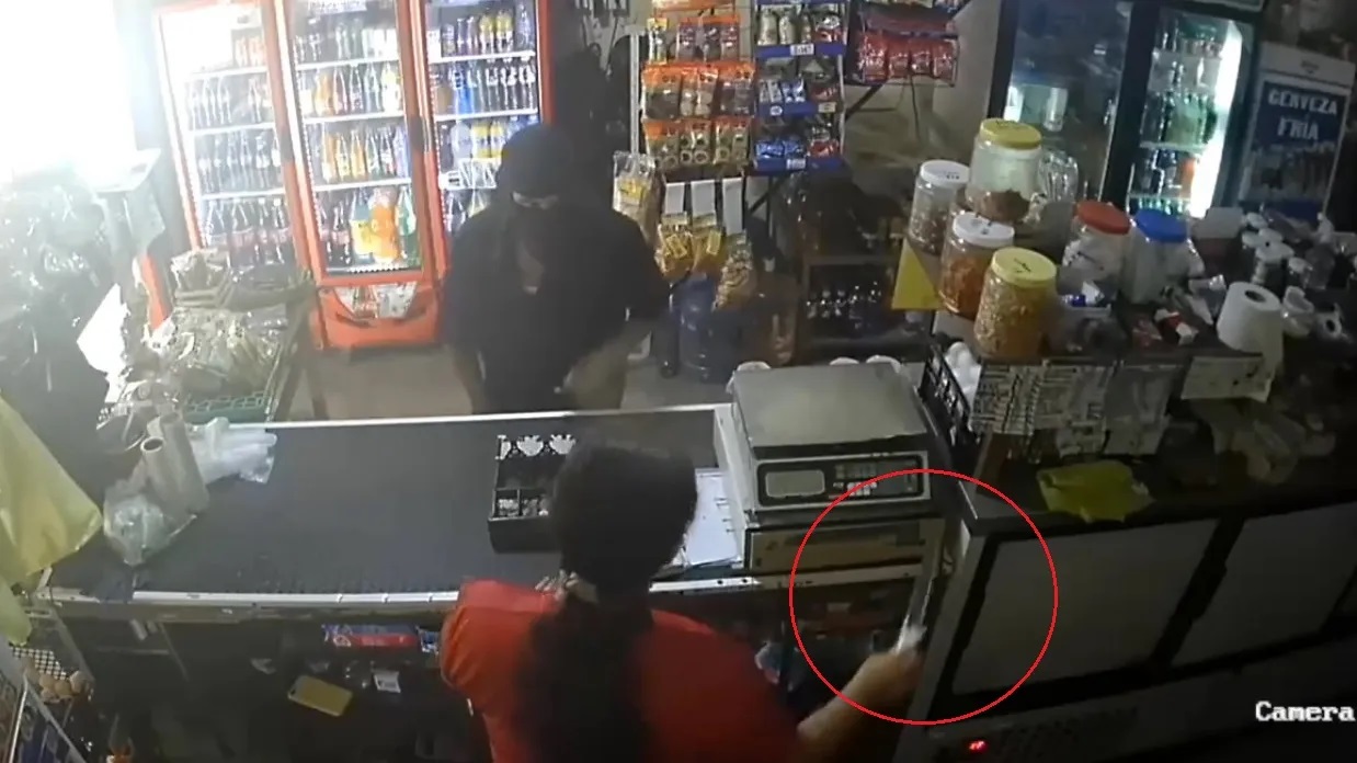 VIDEO A cuchillo limpio se defiende empleada de una tienda en Colima