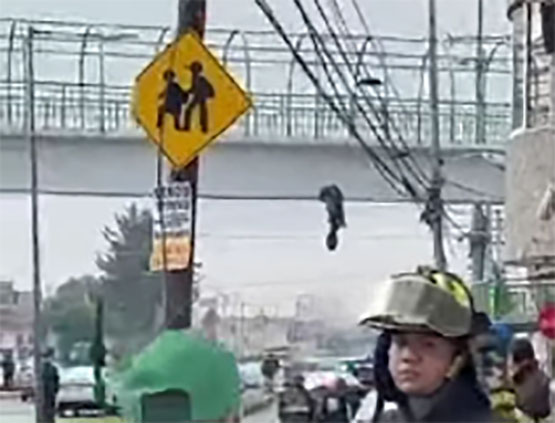 VIDEO Toluca amanece con cadáver colgado de puente y narcomensajes